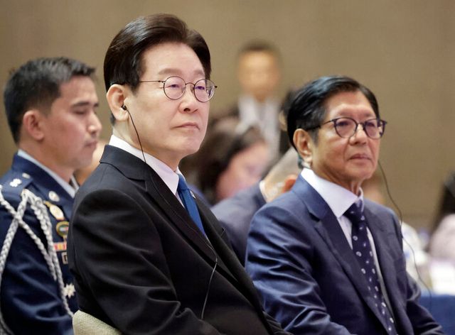 이재명 대통령과 페르디난드 마르코스 필리핀 대통령이 4일 필리핀 마닐라 콘래드 호텔에서 열린 한-필리핀 비즈니스 포럼에서 참석자 발언을 듣고 있다. [사진=연합뉴스]