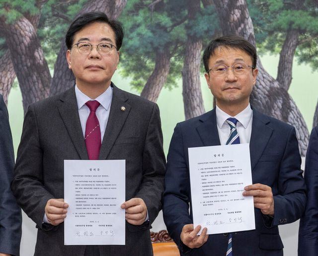 4일 국회에서 여야 원내지도부는 협상 끝에 대미투자특별법 특위 구성에 합의해 합의문에 서명한 뒤 양당 원내대표가 공개하고 있다.[사진=연합뉴스]