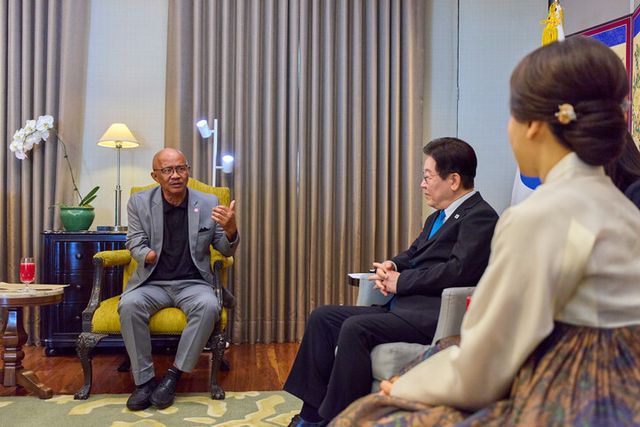 필리핀을 국빈방문한 이재명 대통령이 4일 마닐라에서 인권변호사 시절 인연을 맺은 필리핀 노동자 아리엘 갈락 씨를 접견하고 있다. [사진=연합뉴스]