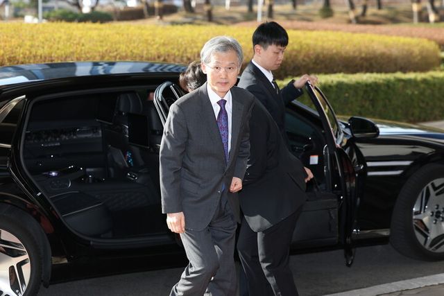 조희대 대법원장이 4일 오전 서울 서초구 대법원으로 출근하고 있다.[사진=연합뉴스]