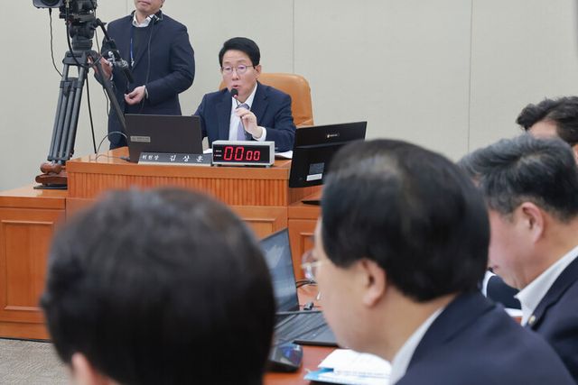 4일 국회에서 열린 대미투자특별법 처리를 위한 특별위원회 전체회의에서 위원장인 국민의힘 김상훈 의원이 대체 토론을 진행하고 있다.[사진=연합뉴스]