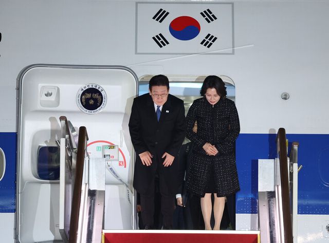 싱가포르, 필리핀 순방을 마치고 귀국한 이재명 대통령과 김혜경 여사가 4일 성남 서울공항에 도착한 공군 1호기에서 환영객에게 인사하고 있다. [사진=연합뉴스]