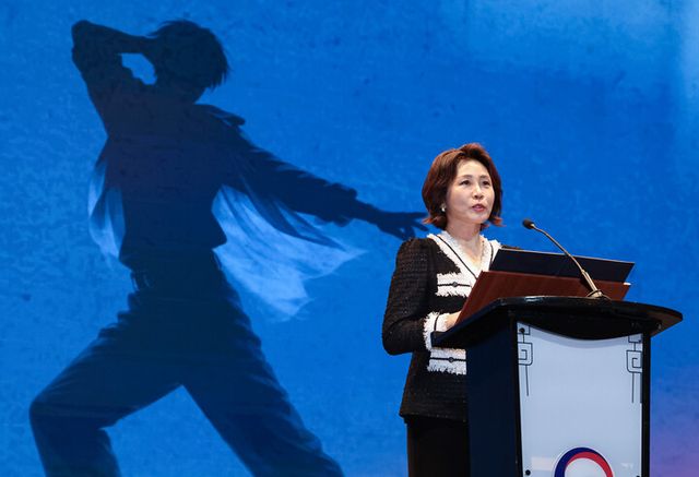 이재명 대통령과 필리핀을 국빈방문한 김혜경 여사가 4일 마닐라 메트로폴리탄 극장에서 열린 '모두의 케이팝' 행사에서 인사말을 하고 있다. [사진=연합뉴스]