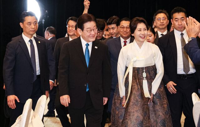 이재명 대통령과 김혜경 여사가 4일 필리핀 마닐라의 한 호텔에서 열린 동포 간담회에 입장하고 있다. [사진=연합뉴스]