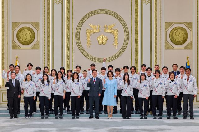 이재명 대통령과 김혜경 여사가 5일 청와대 영빈관에서 열린 2026 밀라노-코르티나담페초 동계올림픽 선수단 격려 오찬을 마친 뒤 선수단과 함께 기념촬영을 하고 있다. [사진=청와대]