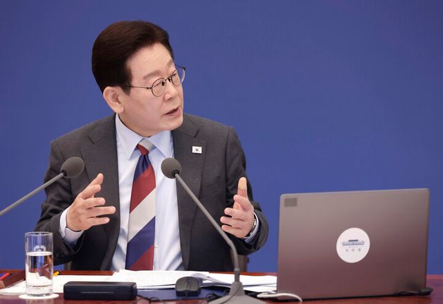 이재명 대통령이 5일 청와대에서 열린 중동 상황 대응책 논의를 위한 국무회의에서 발언하고 있다. [사진=연합뉴스]