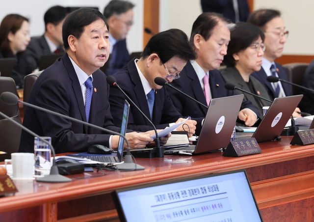 구윤철 부총리 겸 재정부 장관이 5일 청와대에서 이재명 대통령 주재로 열린 국무회의에서 중동 상황 관련 대응 현황 및 계획 관련 부처보고를 하고 있다. [사진=연합뉴스]