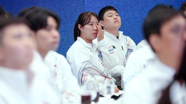 2026 밀라노-코르티나 동계올림픽에서 선수들의 식단을 담당한 조은영 영양사가 5일 청와대 영빈관에서 이재명 대통령이 마련한 선수단 격려 오찬에서 선수들의 활약상을 담은 영상을 보며 눈물을 닦고 있다. [사진=연합뉴스]