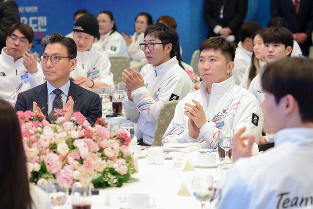 김재열 국제빙상경기연맹(ISU) 회장 겸 국제올림픽위원회(IOC) 위원과 유승민 대한체육회장이 5일 청와대 영빈관에서 열린 2026 밀라노-코르티나담페초 동계올림픽 선수단 격려 오찬에서 이재명 대통령의 격려사에 박수치고 있다. [사진=연합뉴스]