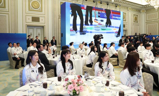 여자컬링 국가대표 선수들이 5일 청와대 영빈관에서 열린 2026 밀라노-코르티나담페초 동계올림픽 선수단 격려 오찬에서 선수단의 활약상을 담은 영상을 시청하고 있다. [사진=연합뉴스]
