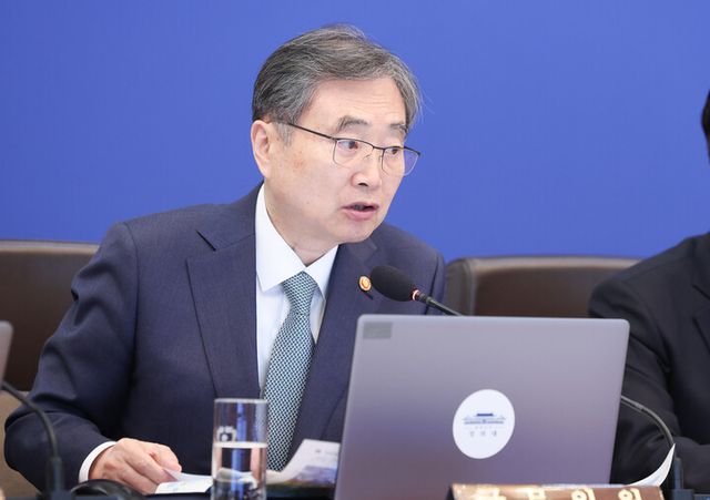 조현 외교부 장관이 5일 청와대에서 이재명 대통령 주재로 열린 국무회의에서 중동 상황 관련 대응 현황 및 계획 관련 부처보고를 하고 있다. [사진=연합뉴스]