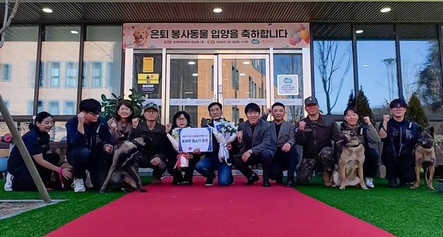 로보락이 지난 3일 국내 최대 규모 반려동물 복합문화공간인 ‘반려마루(여주)’와 함께 은퇴 봉사동물의 입양을 지원하는 행사를 진행했다. [사진=로보락]