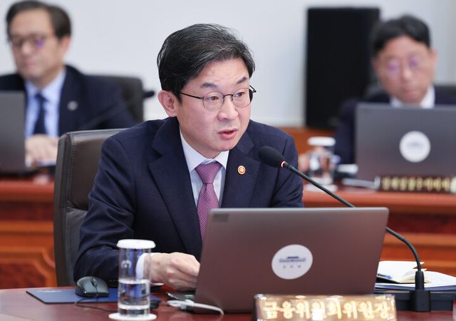 이억원 금융위원장이 5일 청와대에서 이재명 대통령 주재로 열린 국무회의에서 금융시장 분야 합동 비상대응 관련 부처보고를 하고 있다. [사진=연합뉴스]