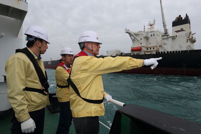손주석 한국석유공사 사장(오른쪽 첫째)이 6일 울산 석유비축기지 현장을 방문하여 석유수급 위기상황에 대비한 비축유 방출 대비 태세를 점검하고 있다. [사진=한국석유공사]