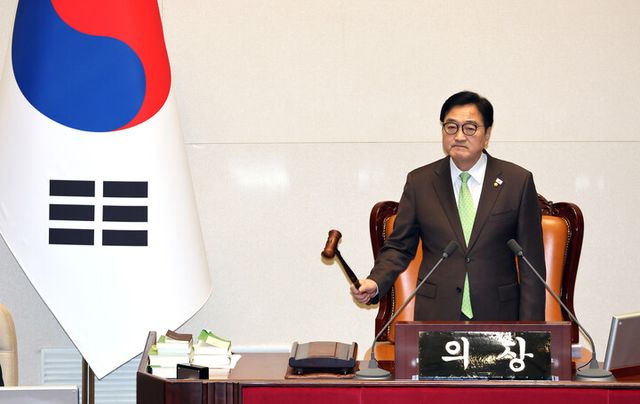 우원식 국회의장이 지난 1일 국회에서 열린 본회의에서 의사봉을 두드리고 있다. [사진=연합뉴스]