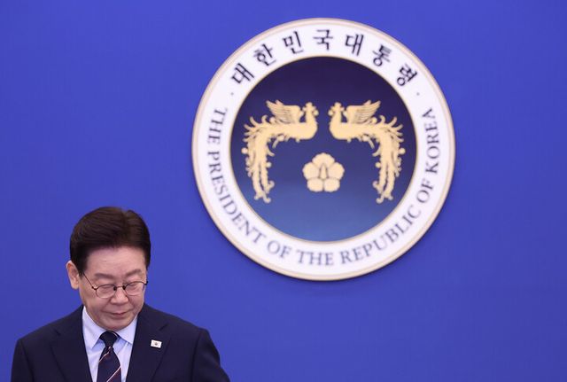 이재명 대통령이 지난 6일 청와대에서 열린 수석보좌관회의에서 국민의례를 마친 후 착석하고 있다. [사진=연합뉴스]