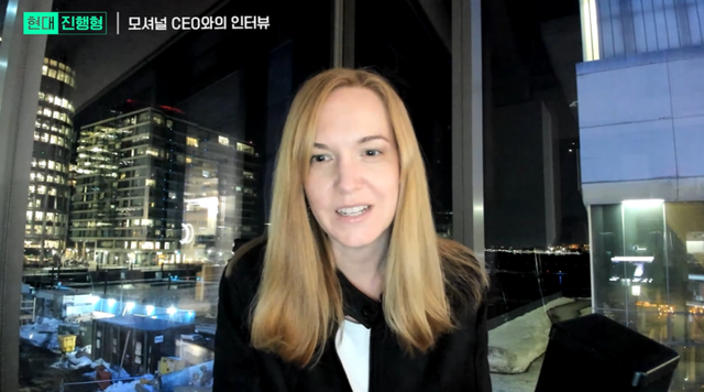 모셔널 CEO 로라 메이저가 인터뷰하는 모습. [사진=현대자동차그룹]