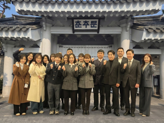 유튜버·크리에이터 등이 9일 청와대에서 열린 10차 '다양한 시각의 청년들과의 대화' 행사에 앞서 춘추관을 견학해 기념 촬영을 하고 있다.&nbsp; [사진=청와대]