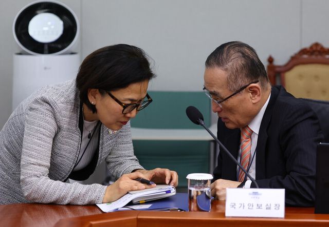 위성락 국가안보실장(오른쪽)과 오현주 국가안보실 제3차장이 지난해 10월 23일 서울 용산 대통령실에서 열린 수석보좌관회의에서 대화하고 있다. [사진=연합뉴스]