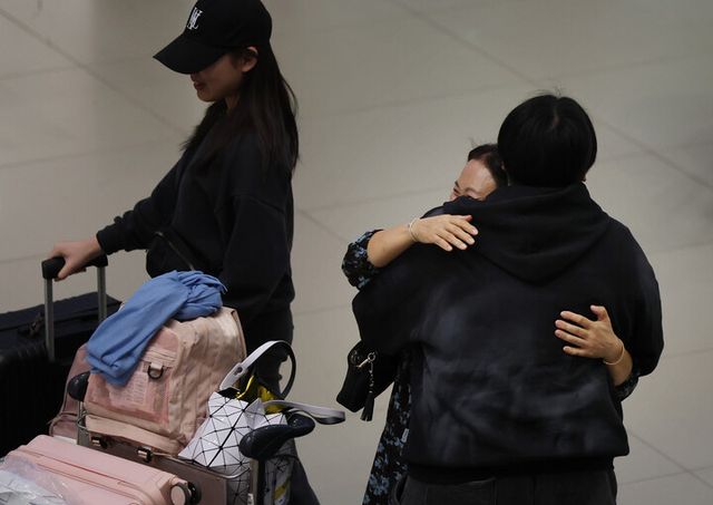 중동 지역에 체류 중이던 우리 국민들이 9일 아부다비에서 출발한 전세기로 인천국제공항을 통해 귀국, 가족들과 만나 포옹하고 있다. [사진= 연합뉴스]