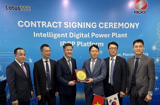 EVNGENCO3社의 납품사인 로터스와의 IDPP 설치 계약 체결식. 왼쪽에서 세번째 응우옌 응옥 또안 로터스 회장, 네번째 문일주 한전 기술혁신본부장.[사진=한전]