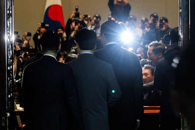 국민의힘 장동혁 대표와 송언석 원내대표 등 지도부가 9일 국회에서 열린 긴급 의원총회에 참석하고 있다.[사진=연합뉴스]