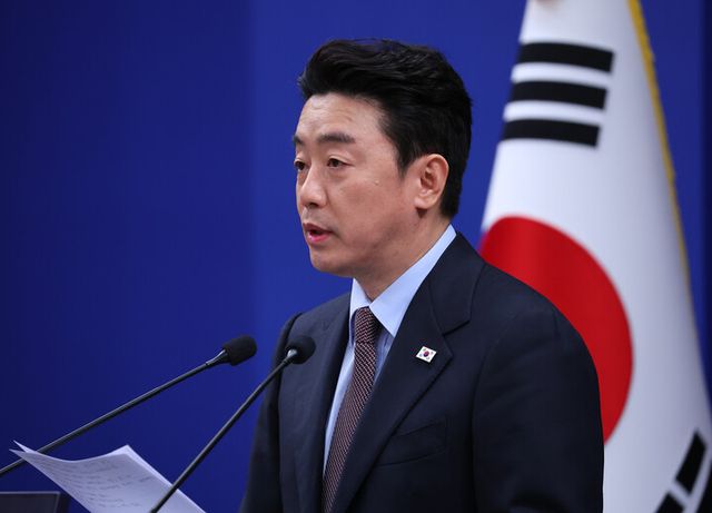 강훈식 대통령 비서실장이 6일 청와대 춘추관에서 UAE 체류 국민 귀국 지원 및 원유 확보 관련 브리핑을 하고 있다. [사진=연합뉴스]