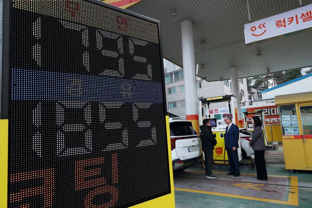 손주석 한국석유공사 사장(가운데)이 9일 울산 자영알뜰주유소를 방문, 석유제품 가격 현황을 점검하고 있다. [사진=한국석유공사]