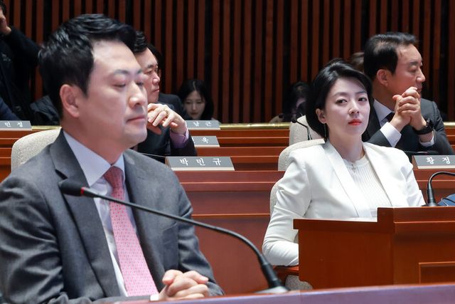 국민의힘 장동혁 대표가 9일 국회에서 열린 의원총회에 참석해 송언석 원내대표 발언을 듣고 있다.[사진=연합뉴스]