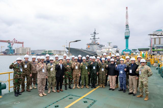 25개국에서 온 30명의 주한 무관단 일행이 31일 HD현대중공업을 방문해 함정 건조 현장을 둘러봤다. [사진=HD현대중공업]