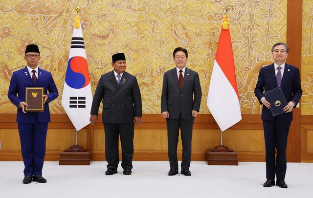 이재명 대통령과 프라보워 수비안토 대통령이 임석한 가운데 조현 외교부 장관과 수기오노 인도네시아 외교부 장관이 1일 청와대에서 특별 포괄적 전략대화 양해각서 문건을 교환한 뒤 기념 촬영을 하고 있다. [사진=연합뉴스]