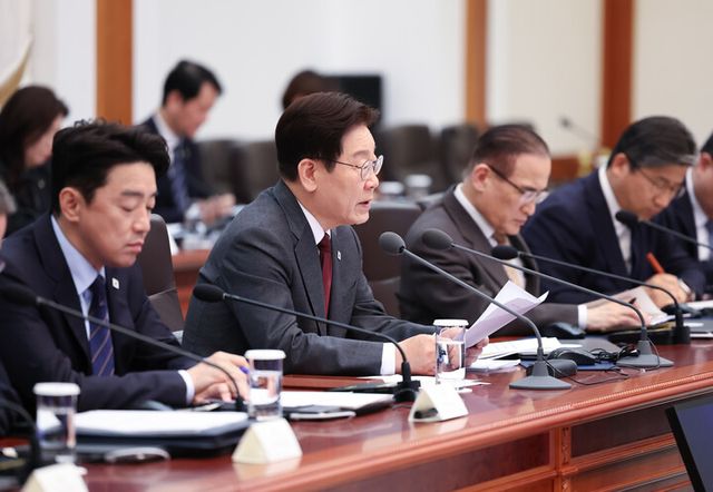 이재명 대통령이 1일 청와대에서 비상경제점검회의를 주재하며 발언하고 있다. [사진=연합뉴스]
