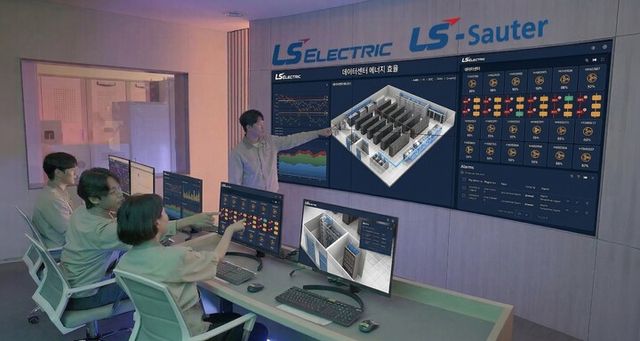 AI 기반 데이터센터 공조관리 솔루션 상황실에서 근무자들이 모니터링하고 있는 모습. [사진=LS일렉트릭]