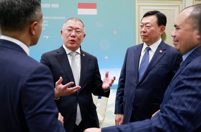 정의선 현대차그룹 회장과 신동빈 롯데그룹 회장이 1일 청와대에서 열린 이재명 대통령 주최 프라보워 수비안토 인도네시아 대통령 국빈 방한 환영 오찬에서 참석자들과 대화하고 있다. [사진=연합뉴스]