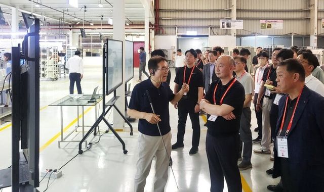 LG전자와 협력사 임직원들이 인도 현지 공장을 둘러보고 있다. [사진=LG전자]