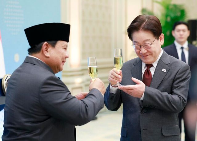 이재명 대통령과 프라보워 수비안토 인도네시아 대통령이 1일 청와대에서 열린 국빈 방한 환영 오찬에서 건배하고 있다. [사진=연합뉴스]