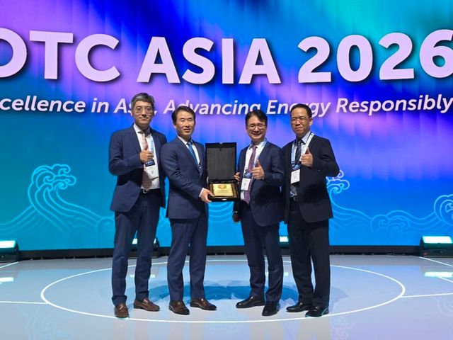 안영규 삼성중공업 기술개발본부 본부장(가운데 왼쪽)과 이병선 삼성중공업 해양영업팀 팀장(가운데 오른쪽) 등 삼성중공업 관계자들이 특별상 수상 기념 사진을 촬영하고 있다. [사진=삼성중공업]