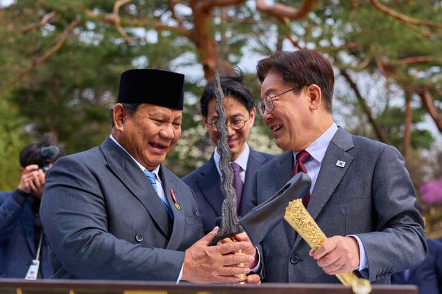 이재명 대통령과 국빈 방한한 프라보워 수비안토 인도네시아 대통령이 1일 청와대 녹지원에서 육군 태권도 시범대 공연 관람 후 선물 교환 친교일정을 하고 있다. [사진=청와대]