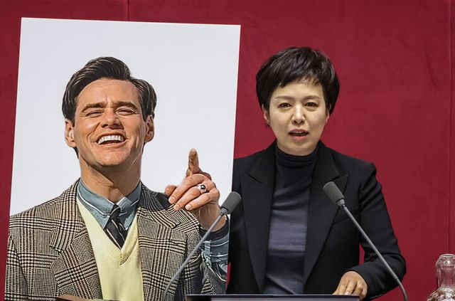 김은혜 의원이 10일 국회에서 열린 본회의에서 정부가 제출한 '26.2조' 규모의 추가경정예산 비판 토론 중 정부의 (외래 관광객 유치 마케팅 활성화 지원 사업 예산 중 일부인 중국인 관광객 '짐캐리' 예산을 비판하며 배우 짐 캐리의 사진을 들고 있다. [사진=연합뉴스]