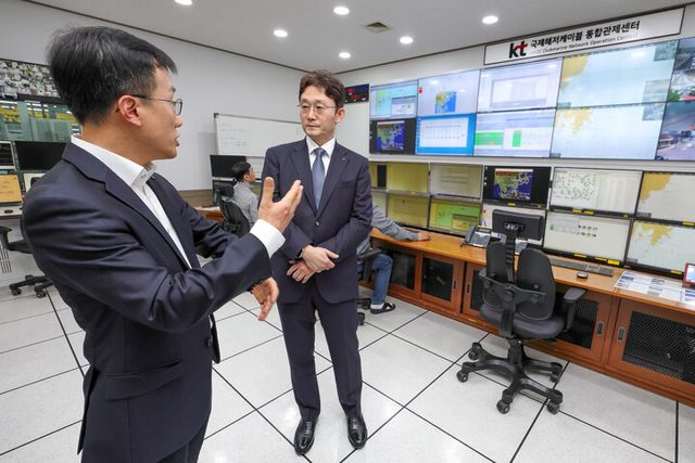 박윤영 KT 대표가 KT국제통신센터의 국제해저케이블 통합관제센터에서 국제해저케이블 데이터 트래픽 운용 상황 점검하고 있다. [사진=KT]