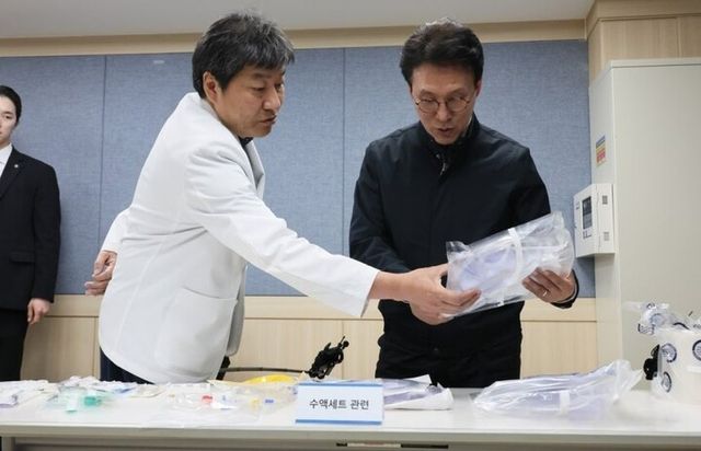 김민석 국무총리는 지난 10일 의료계와 간담회를 열고 의료필수품 수급 상황을 점검하며 대응 방안을 논의했다. [사진=연합뉴스]