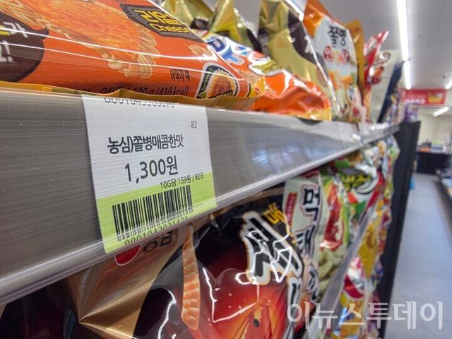 단위 가격이 표시된 서울의 한 편의점. [사진=한정용 기자]