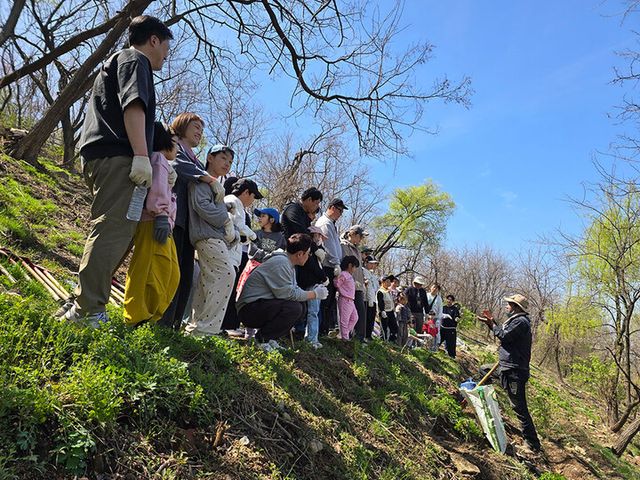 BGF리테일 임직원 도시숲 가꾸기 봉사활동. [사진=BGF리테일]