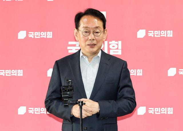 국민의힘 김도읍 의원이 14일 국회에서 부산 북갑에 출마할 것으로 예상되는 한동훈 전 대표와 관련, 입장을 밝히고 있다.[사진=연합뉴스]