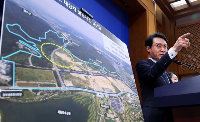 이규연 홍보소통수석이 14일 청와대 춘추관에서 세종 집무실 관련 브리핑을 하고 있다. [사진=연합뉴스]