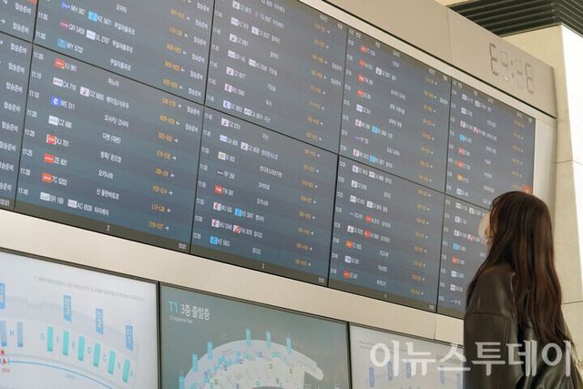 인천 중구 인천국제공항 제1여객터미널에서 한 탑승객이 운항정보 전광판을 바라보고 있다.&nbsp;[사진=이뉴스투데이DB]
