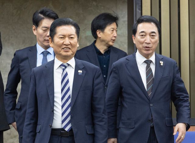 의원총회 입장하는 정청래 대표와 박수현의원[사진=연합뉴스]