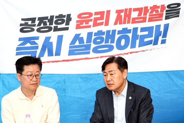 더불어민주당 전북지사 경선에서 이원택 후보에게 패배 후 '제3자 식비 대납 의혹'과 관련해 재감찰을 요구하며 단식 중인 안호영 의원(왼쪽)이 13일 국회 본청 앞 단식 농성장을 찾은 김관영 전북도지사를 만나 얘기를 나누고 있다.[사진=연합뉴스]