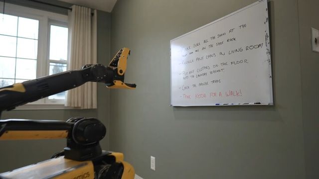 스팟이 할 일 목록을 확인하는 장면. [사진=보스턴다이나믹스]