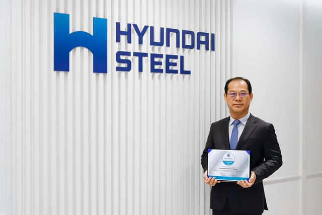 이보룡 현대제철 사장이 세계철강협회로부터 수상한 '2026 WSA 지속가능성 챔피언 인증서'를 들고 있다. [사진=현대제철]